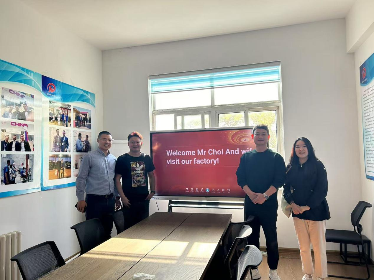 Korean asiakkaat vierailevat tehtaallamme