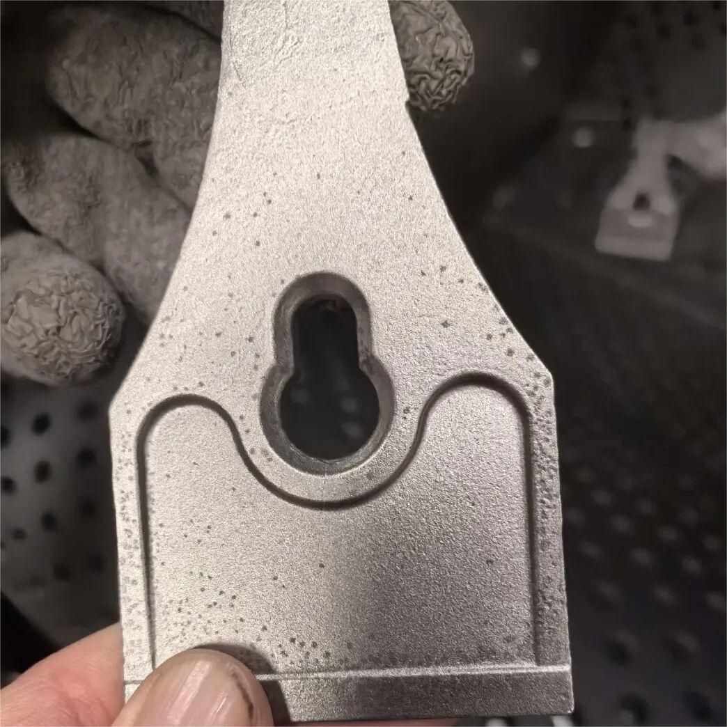 Tuotetaan 410 ruostumatonta teräsosaa piidioksidisolilla, paino 205 grammaa, pinnan hapettumispistevirheitä: syitä ja ratkaisuja