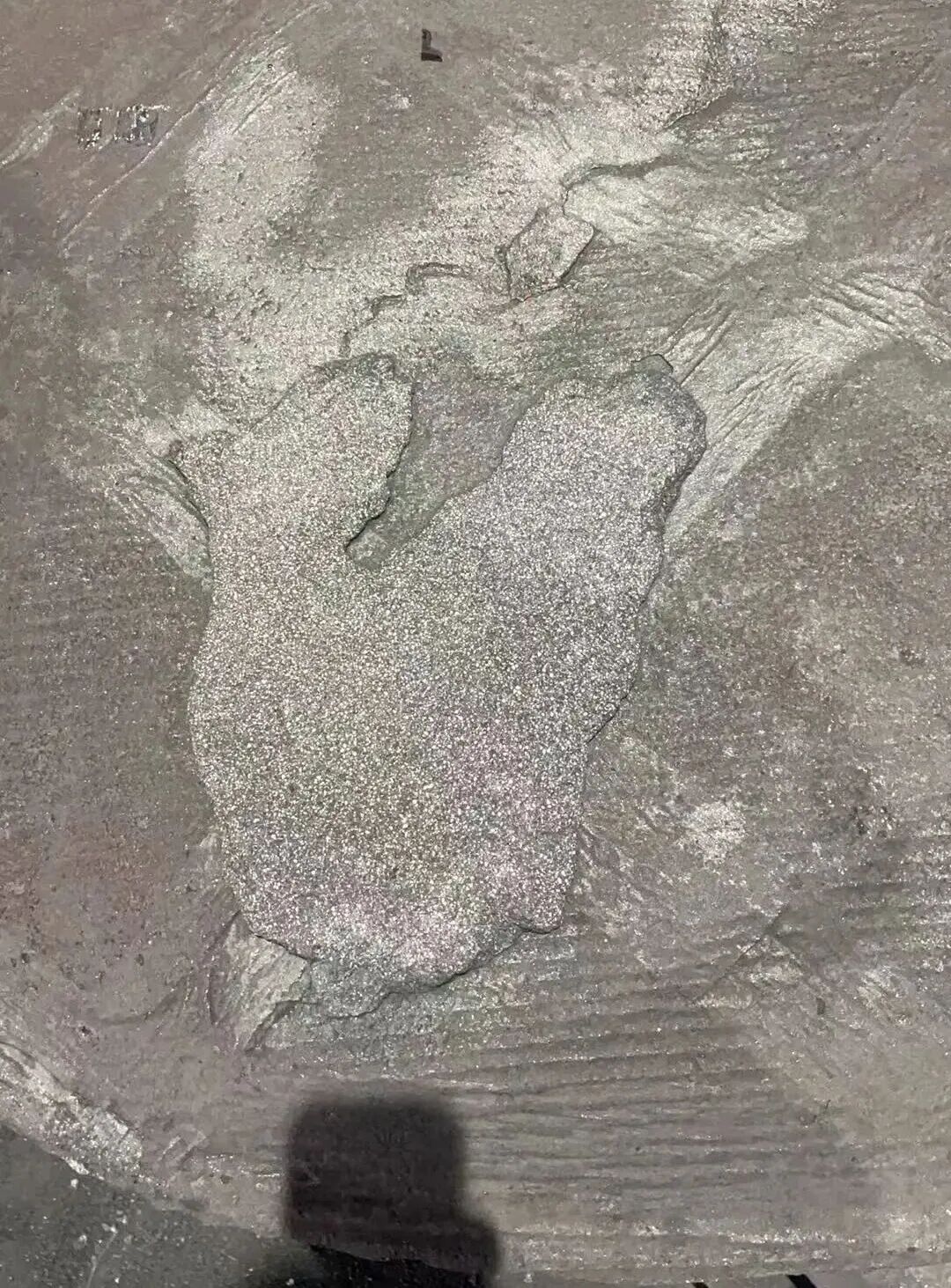 Miten hartsihiekkavalulla valmistettujen harmaan valurautaosien yläpinnassa olevat viat, kuten hiekkafinnit, voidaan korjata?